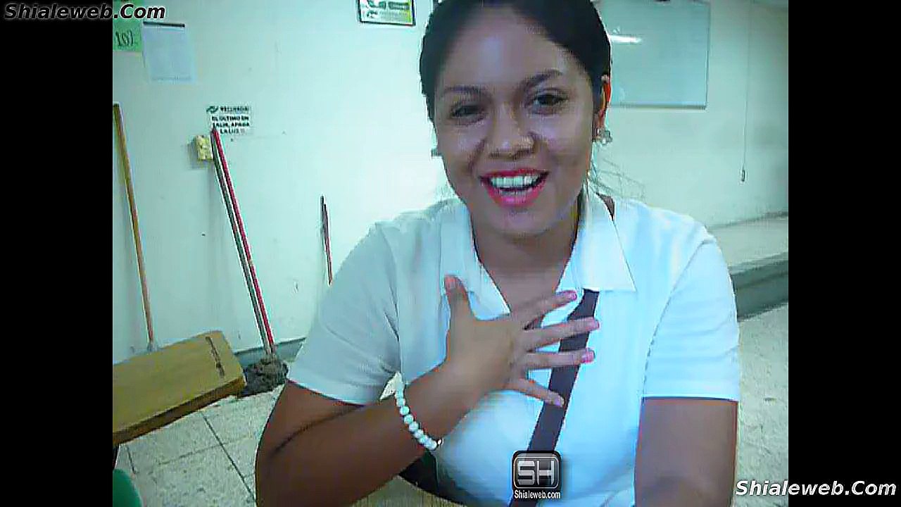 JOVEN MUJER ESTUDIANTE CANTA UNA CANCION ACAPELA EN EL SALON DE CLASES CON MUCHA EMOCION