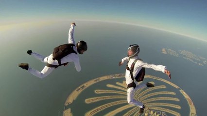 Download Video: Chute libre synchronisée au dessus de Dubai - Magique!