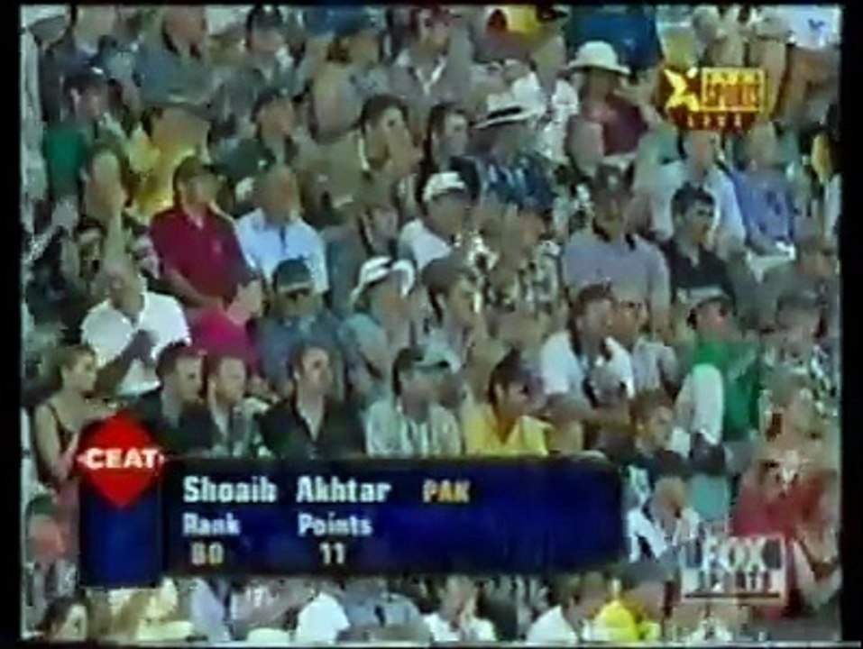 Auzies crowd giving standing Ovation to SHOAIB AKHTAR and WASIM AKRAM