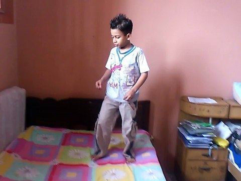 Small Talented Boy Singing and Dancing On Taroo Maroo - Ali Gul Pir