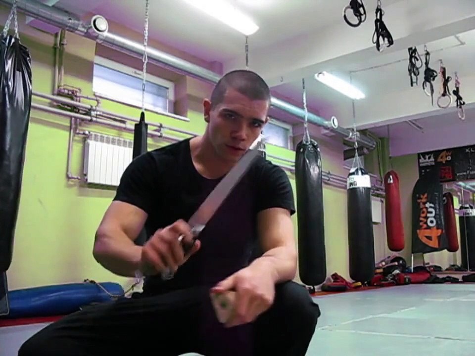 Polak robi Demonstracje Nunchaku z nożami