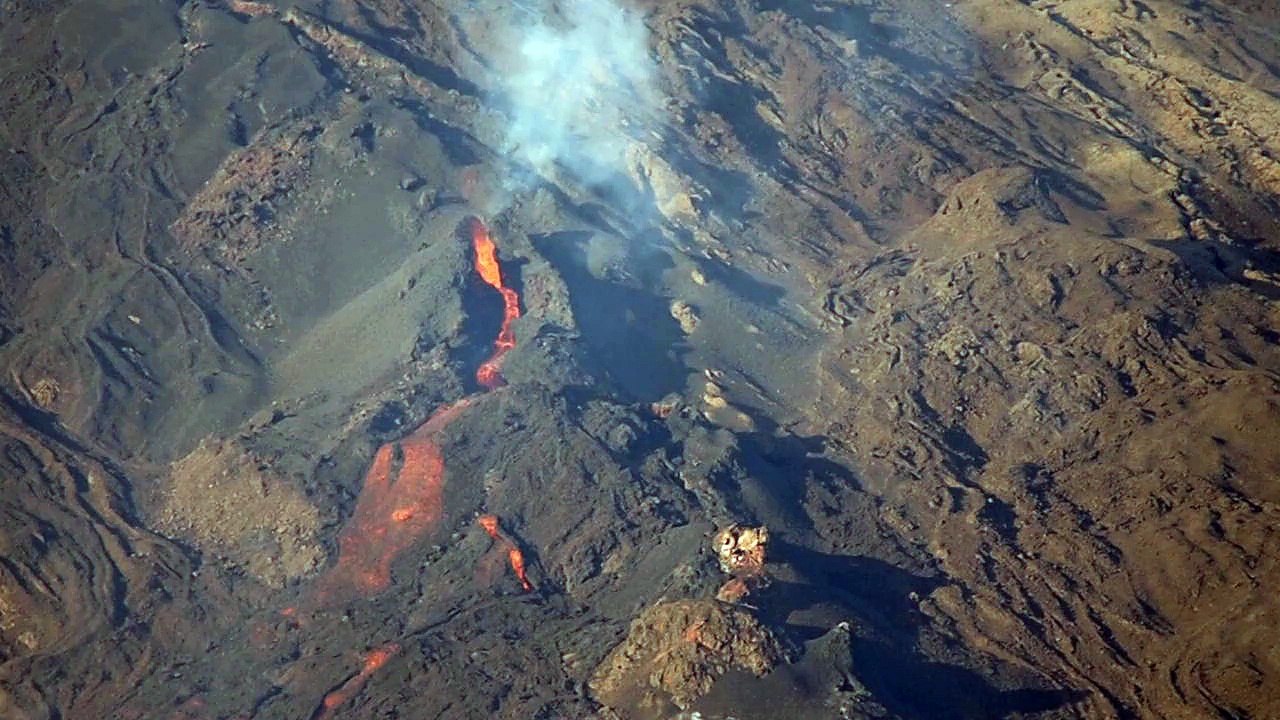 éruption du piton de la Fournaise vue depuis le rempart de la caldeira vers 14h le 05 février 2015