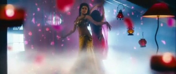 Rupa Manjari & Oviya Hot Navel Show Seen From Yaamirukka Bayamey Movie