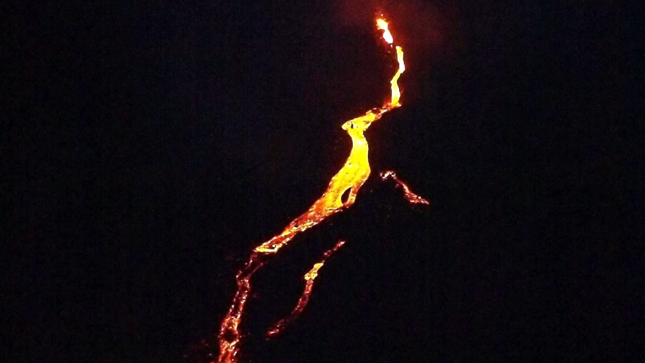 Eruption du piton de la Fournaise du 05 février 2015 vue de nuit depuis le rempart de la caldeira de l'Enclos Fouquet