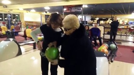 84 Yaşındaki Teyzeden Bowlingte Süper Atış..