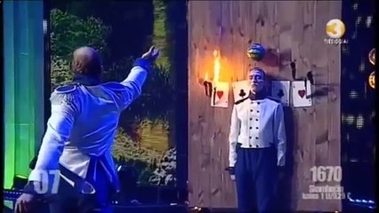 Lanzador de cuchillos casi mata a su asistente