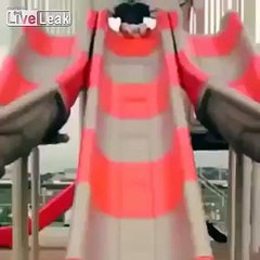 Niño se lanza por primera vez en tobogán y esto fue lo que le paso