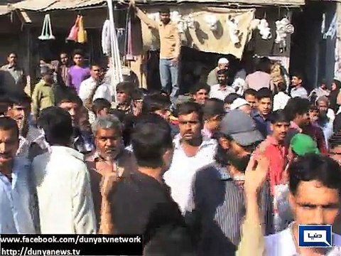 Dunya News - Karachi: Citizens beat two police officers in misunderstanding them as daciots