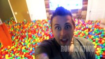 Il remplit une maison de boules en plastiques et de trampolines pour faire une surprise à des enfants!