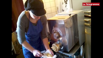 Morlaix. Maha Malbrunot met la main à la pâte