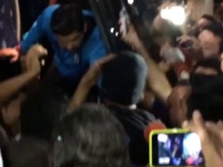 Ronaldinho: hincha del Querétaro intentó robarle su gorra (VIDEO)