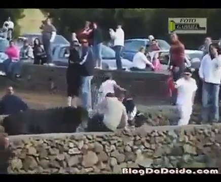 Dangerous Bull attacking peoples..!!!
