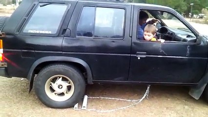 Il répare la marche arrière de son automobile de façon ingénieuse !