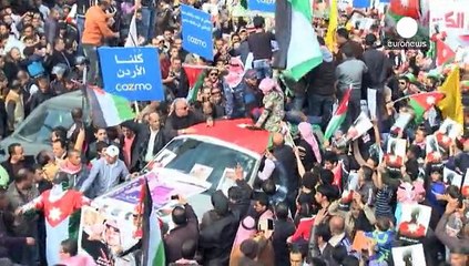 Miles de jordanos secundan la manifestación en repulsa por el asesinato del piloto quemado vivo por el grupo Estado Islámico