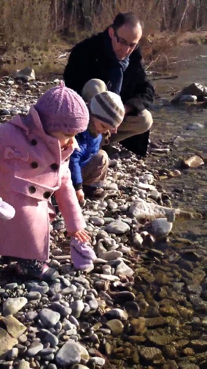 Jeter des cailloux dans la rivière