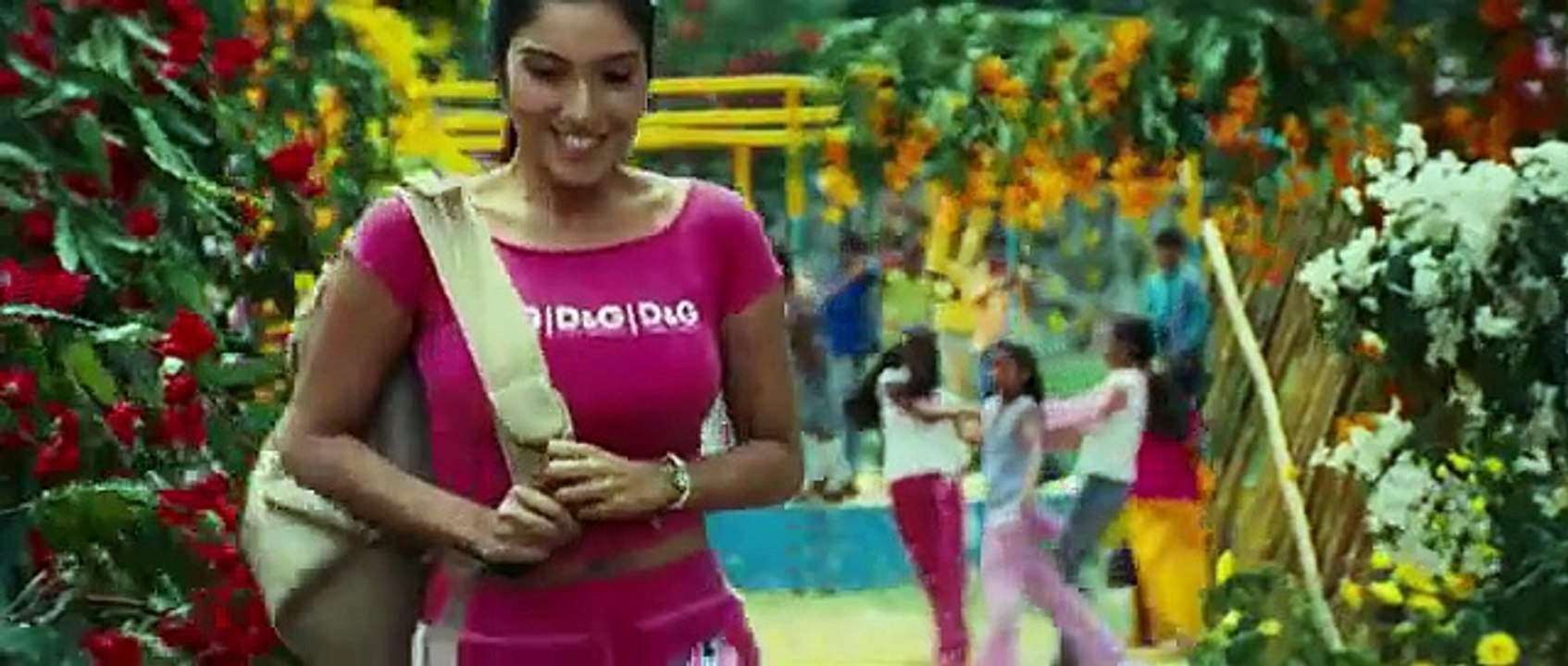 Asin Hot Look Intro From Vijay Pokiri Tamil Movie