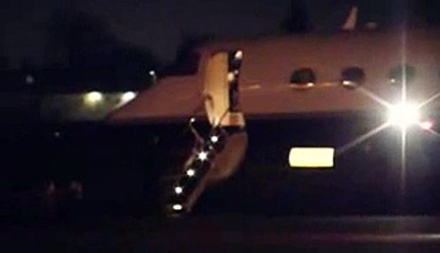 X17 EXCLUSIVE - Justin Bieber Salutes When Deplaning Private Jet In Los Angeles.3gp