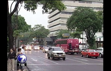 Video muestra aparatoso choque entre autobús y vehículo liviano