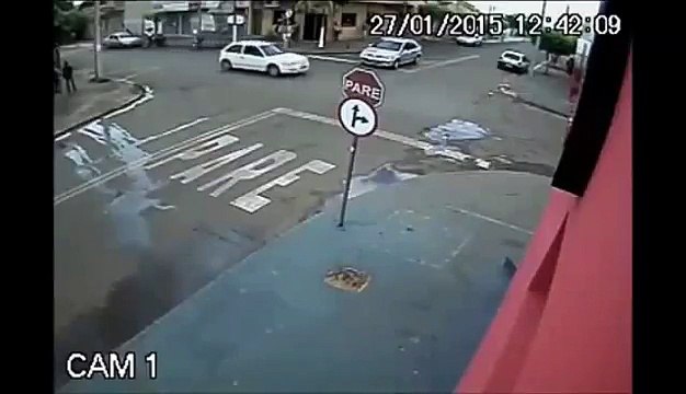 Un gars fait une roue arrière mais la moto s'en va toute seule !