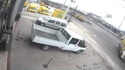 Tırın Altında Kalmaktan Kıl Payı Kurtuldu