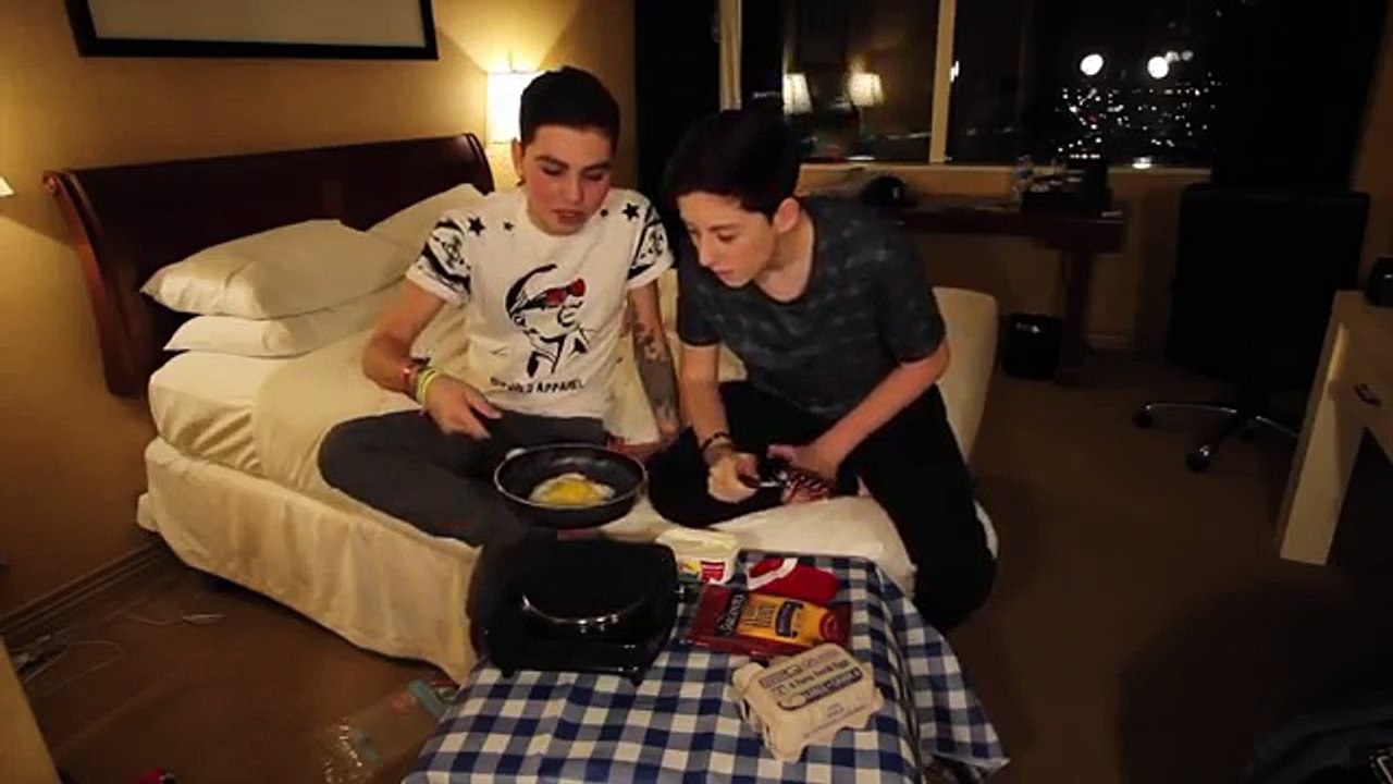 EGG SANDWICH DELUXE W  SAM POTTORFF