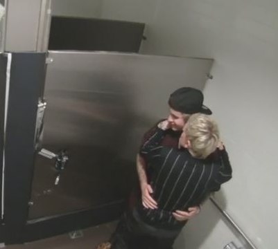 Mira cómo reaccionan unas chicas al encontrarse a Justin Bieber y Ellen DeGeneres escondidos en un baño