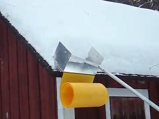 Un râteau pour faire glisser la neige du toit