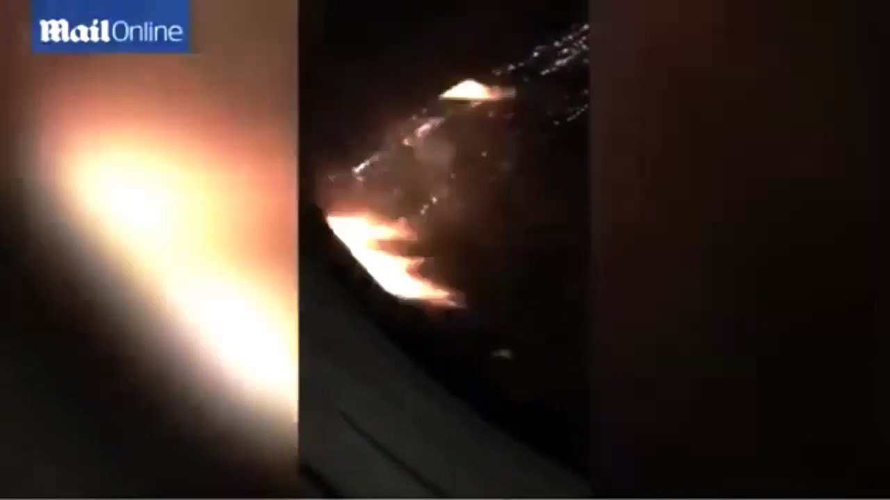 Un passager filme l'incendie du moteur d'un avion en plein ciel !