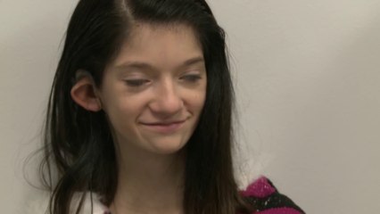 Télécharger la video: Teen girl hears for first time thank to brainstem implant