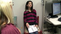 Cette jeune ado entend pour la première fois grâce à des implants!