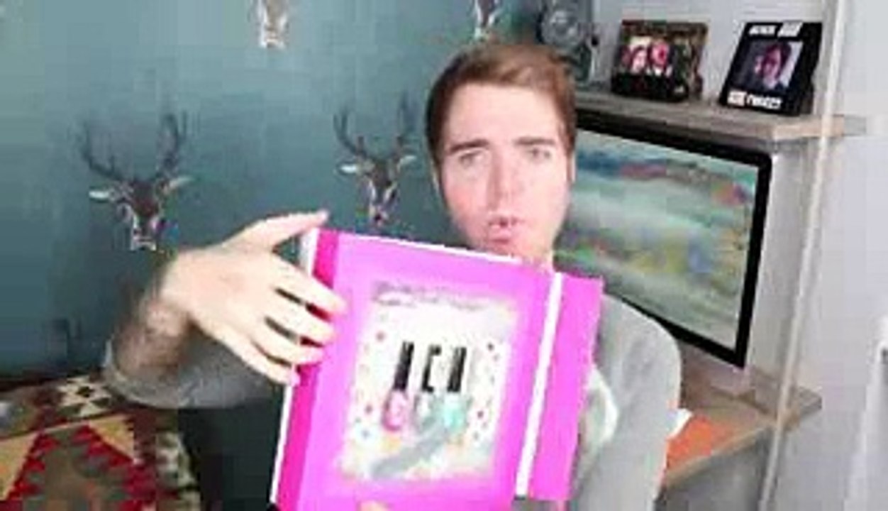 HOW A GUY PAINTS NAILS