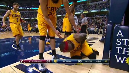 la faute flagrante de Roy Hibbert sur LeBron James