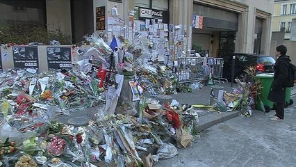 Retour sur les lieux de mémoire un mois après les attentats