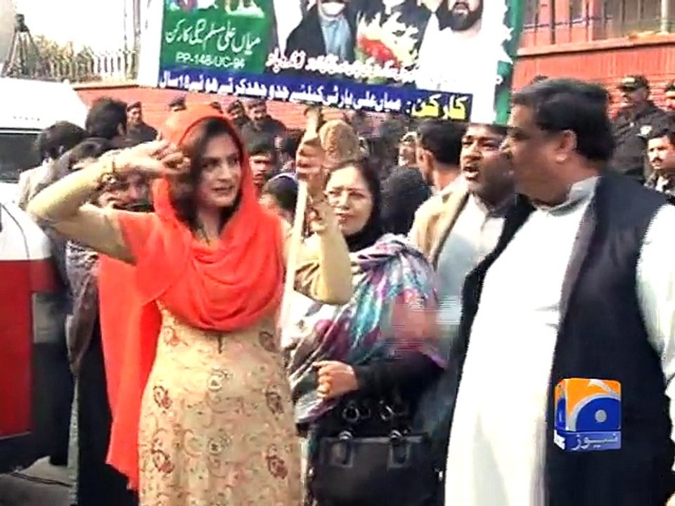 Slip of Tongue- PMLN Female Worker Chanting Go Nawaz Go with Great Passion - By News-Cornor