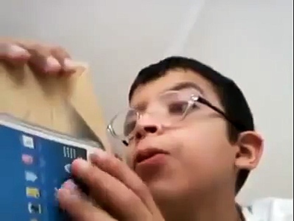 Samsung'un Yasaklanan Reklamı-Samsung Galaxy Tab3 Açan Çocuk