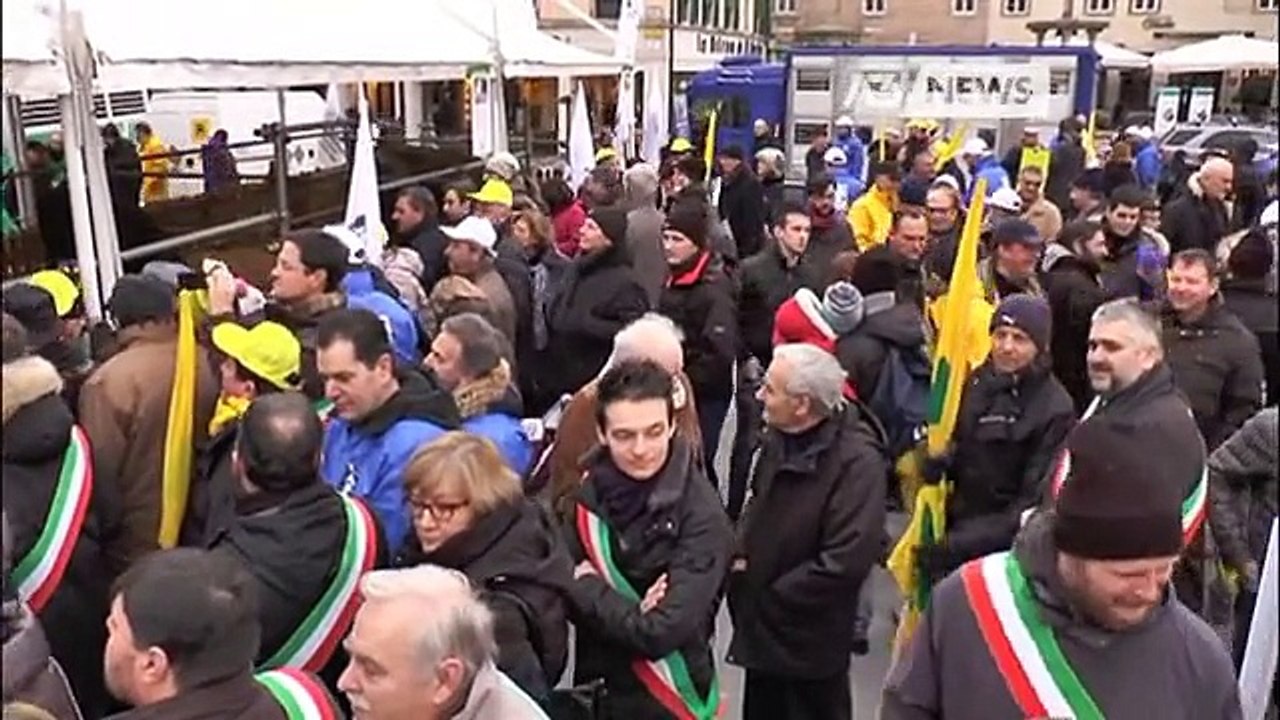 LA PROTESTA DEL LATTE, ALLEVATORI IN PIAZZA