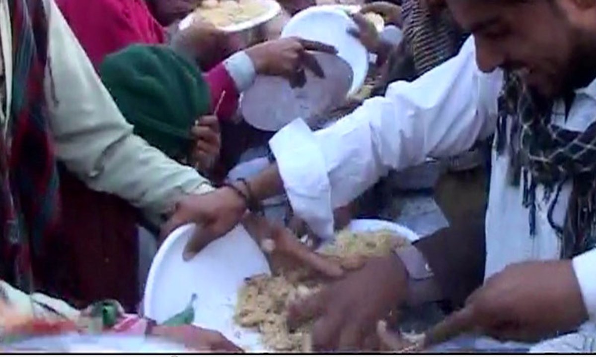 PTI workers charged towards Biryani during Qureshi's address