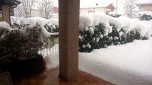 Bloccati in casa da 60 cm di neve