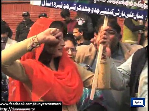 Dunya News - That's embarrassing: PML-N lady mistakenly chants 'Go Nawaz Go'