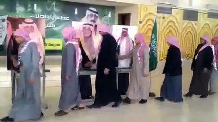 New Saudi Arabia king has to shake hands of all men of the country... But how to do that?!