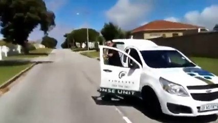 Un agent de sécurité asperge un enfant et son père avec une bombe au poivre...