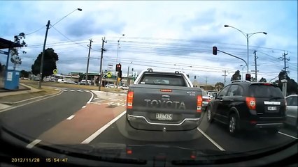 Bird get fried on high voltage : epic fail!