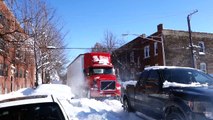 Tirer un camion bloqué dans la neige
