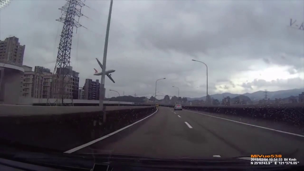 Ужасное крушение самолета TransAsia в Тайване.