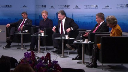 Poroshenko exibe passaportes de militares russos