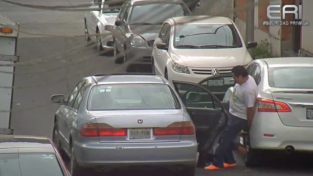 Des voleurs cramés par des agents de sécurité en train de piquer une roue