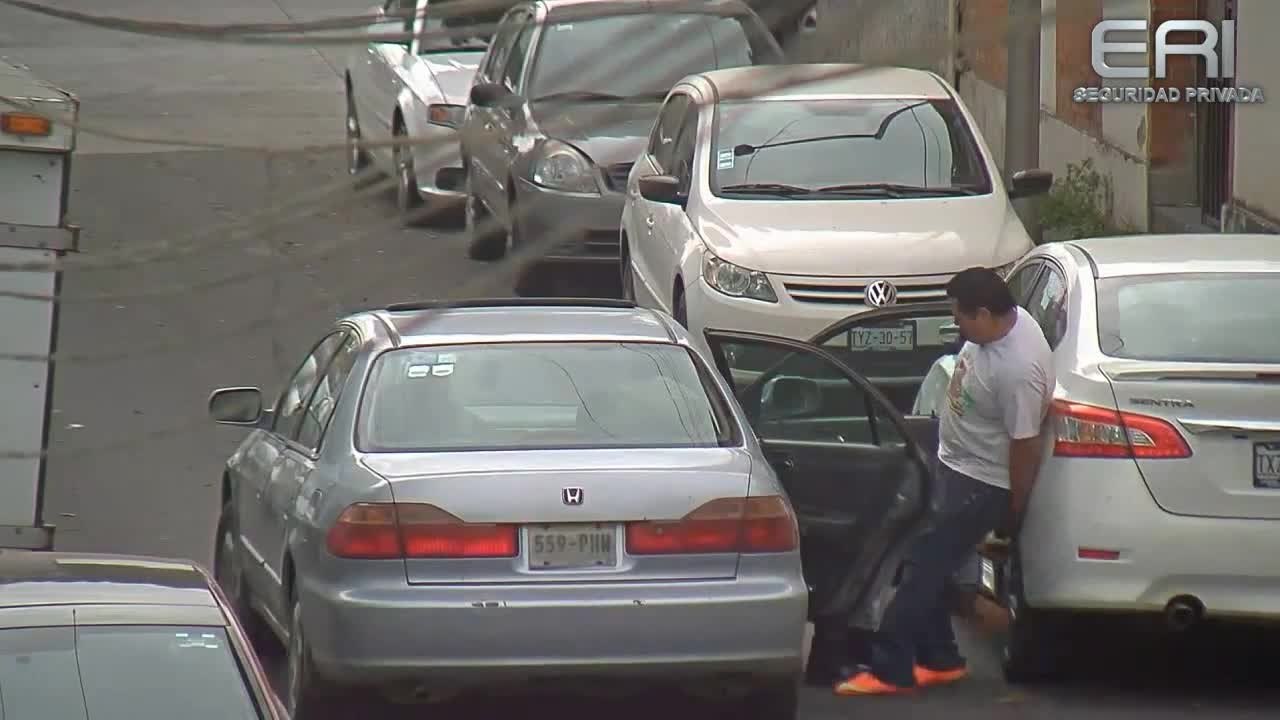 Des voleurs cramés par des agents de sécurité en train de piquer une roue