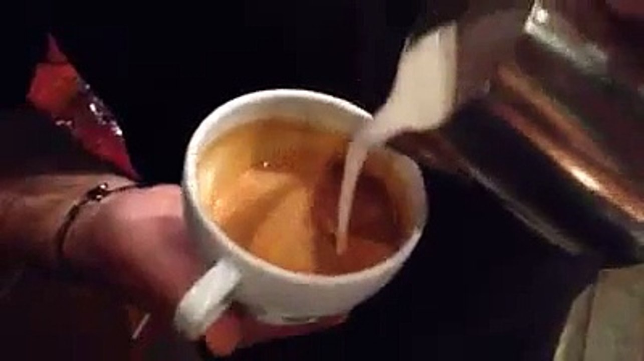 latte art çiçekler içinde kalpler