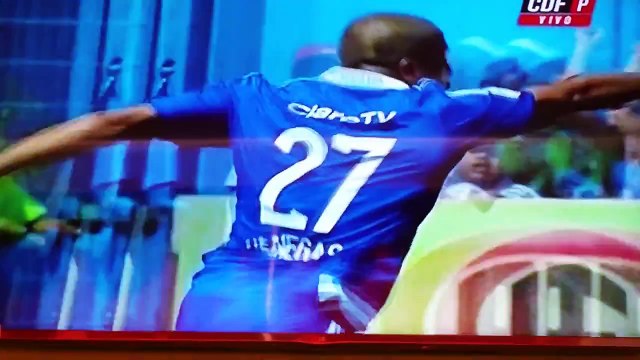 Leandro Benegas réussit un superbe retourné acrobatique et se fait expulser dans la foulée