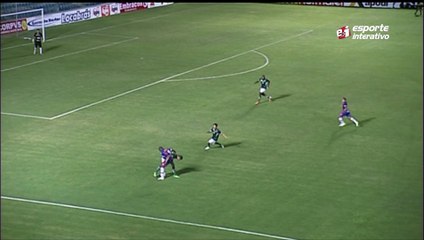 Que coisa, hein? Lúcio Maranhão e Charles se embolam no gramado